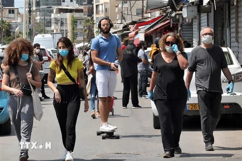 Người dân đeo khẩu trang phòng lây nhiễm COVID-19 tại Tel Aviv, Israel, ngày 17/4/2020. (Ảnh: THX/TTXVN)