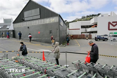 Người dân thực hiện giãn cách xã hội để phòng tránh lây nhiễm COVID-19 khi xếp hàng vào siêu thị tại Wellington, New Zealand ngày 11/4/2020. (Ảnh: THX/ TTXVN)