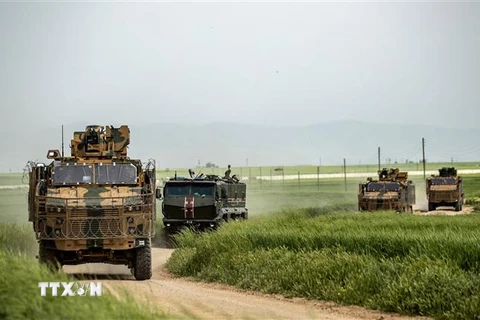 Xe quân sự Nga và Thổ Nhĩ Kỳ tuần tra chung tại thị trấn Darbasiyah, tỉnh Hasakah, Syria ngày 22/4/2020. (Ảnh: AFP/ TTXVN)