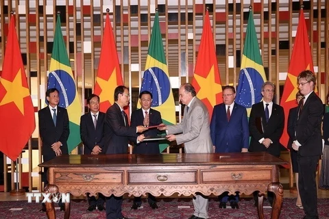 Phó Thủ tướng Vương Đình Huệ chứng kiến Lễ ký Hiệp định Vận chuyển hàng không giữa Chính phủ Việt Nam và Brazil, trong chuyến thăm chính thức Brazil từ ngày 2 - 3/7/2018 nhằm tiếp tục duy trì và thúc đẩy quan hệ đối tác toàn diện Việt Nam - Brazil ngày cà