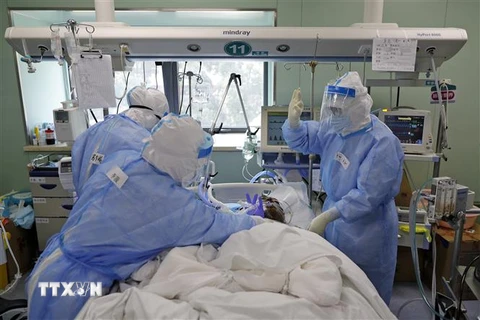 Nhân viên y tế chăm sóc bệnh nhân nhiễm COVID-19 tại Vũ Hán, Trung Quốc, ngày 24/4/2020. (Ảnh: THX/TTXVN)
