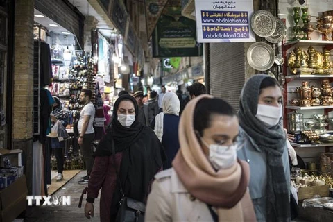 Người dân đeo khẩu trang nhằm ngăn chặn sự lây lan của dịch COVID-19 tại Tehran, Iran ngày 24/4/2020. (Ảnh: THX/TTXVN)