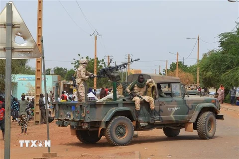 Binh sỹ Mali tuần tra tại khu vực Gao. (Ảnh: AFP/ TTXVN)