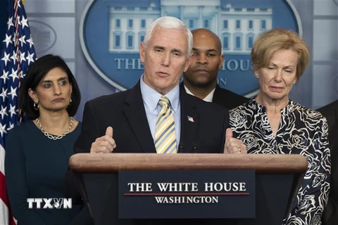 Phó Tổng thống Mỹ Mike Pence (phía trước) trong cuộc họp báo về tình hình dịch COVID-19 tại Nhà Trắng ở Washington DC., ngày 14/3/2020. (Ảnh: AFP/TTXVN)