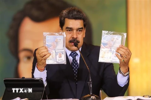 Tổng thống Nicolas Maduro công bố tang vật do lực lượng an ninh thu giữ được từ các lính đánh thuê xâm nhập lãnh thổ Venezuela với âm mưu phá hoại, trong cuộc họp báo quốc tế trực tuyến tại Caracas ngày 6/5/2020. (Ảnh: AFP/TTXVN)