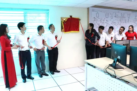 Lãnh đạo Tổng Công ty Điện lực miền Bắc, UBND tỉnh Hà Giang và các đại biểu khai trương Trung tâm Điều khiển từ xa tỉnh Hà Giang. (Ảnh: Minh Tâm-TTXVN)
