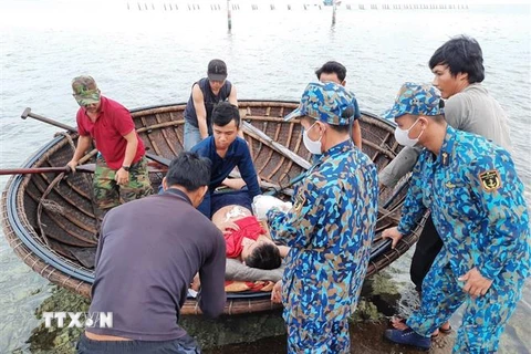 Quân y đảo Tiên Nữ tiếp nhận bệnh nhân Phạm Văn Trinh khi được đưa vào đảo. (Ảnh: TTXVN phát)