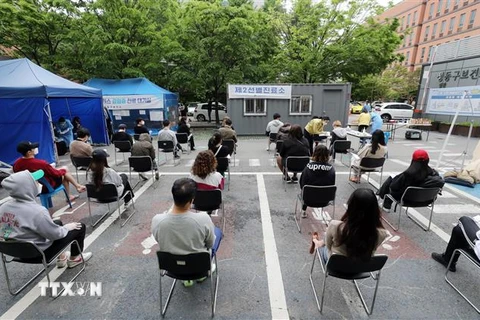 Người dân xếp hàng chờ xét nghiệm COVID-19 tại Seoul, Hàn Quốc ngày 12/5/2020. (Ảnh: Yonhap/TTXVN)