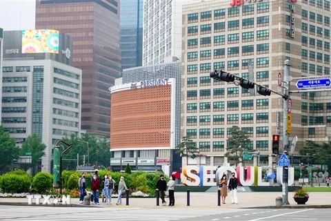 Người dân di chuyển trên đường phố tại Seoul, Hàn Quốc, ngày 10/5/2020. (Ảnh: THX/ TTXVN)