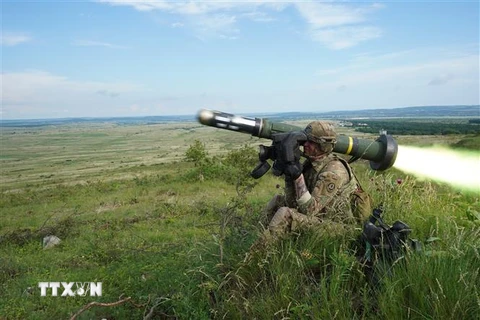 Binh sĩ Mỹ bắn tên lửa chống tăng Javelin trong cuộc tập trận tại Varpalota, Hungary, ngày 5/6/2019. (Ảnh: AFP/TTXVN)