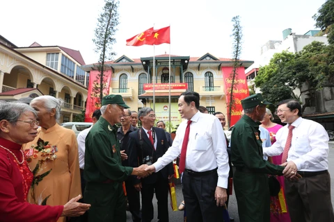 Chủ tịch Ủy ban Trung ương MTTQ Việt Nam Trần Thanh Mẫn với các đại biểu. (Ảnh: Dương Giang/TTXVN)