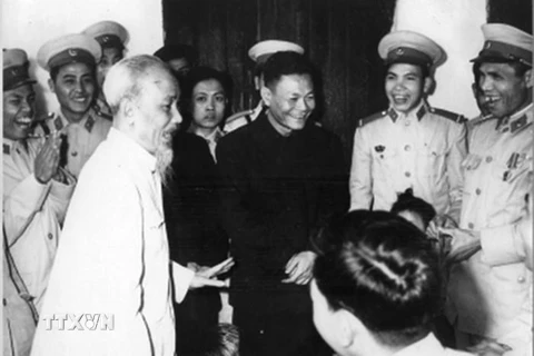 Bác Hồ đến thăm cán bộ, chiến sĩ một đơn vị Cảnh sát nhân dân khu Hoàn Kiếm (Hà Nội), ngày 1 Tết Quý Mão 1963. (Ảnh: Tư liệu/TTXVN phát)