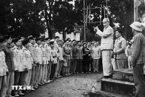 Chủ tịch Hồ Chí Minh thăm đơn vị Công an nhân dân vũ trang bảo vệ Thủ đô, ngày 14/2/1961. (Ảnh: Tư liệu TTXVN)