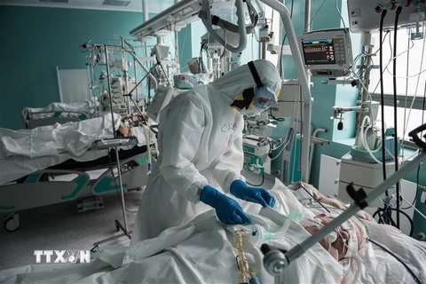 Nhân viên y tế chăm sóc bệnh nhân mắc COVID-19 tại một bệnh viện ở Moskva, Nga ngày 14/5/2020. (Ảnh: THX/TTXVN)