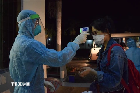Kiểm tra sức khỏe, khám sàng lọc ban đầu cho 116 công dân Việt Nam trở về từ Philippines. (Ảnh: Chương Đài/TTXVN)