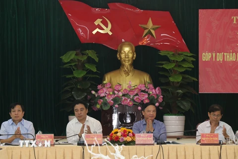 Các đồng chí lãnh đạo Tỉnh ủy Khánh Hòa tham dự hội thảo. (Ảnh: Tiên Minh/TTXVN)
