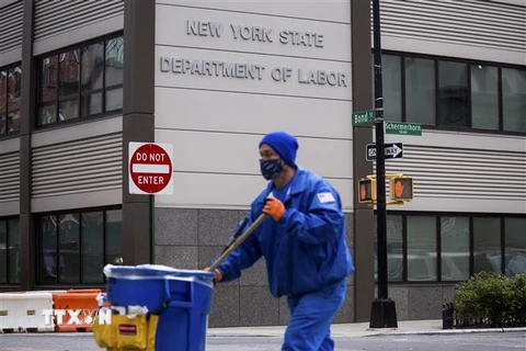 Công nhân dọn vệ sinh bên ngoài Văn phòng Sở Lao động thành phố New York (Mỹ) ngày 8/5/2020. (Ảnh: THX/TTXVN)