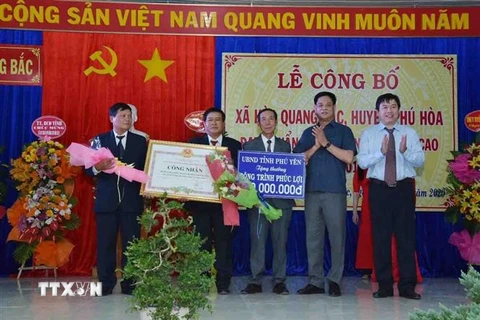 Lãnh đạo UBND tỉnh Phú Yên trao bằng công nhận đạt chuẩn nông thôn mới nâng cao cho đại diện chính quyền xã Hòa Quang Bắc. (Ảnh: TTXVN phát)