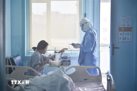 Nhân viên y tế chăm sóc bệnh nhân nhiễm COVID-19 tại bệnh viện Ditan ở Bắc Kinh, Trung Quốc ngày 11/5/2020. (Ảnh: THX/TTXVN)