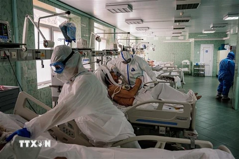 Nhân viên y tế chăm sóc bệnh nhân mắc COVID-19 tại một bệnh viện ở Moskva, Nga ngày 17/5/2020. (Ảnh: AFP/TTXVN)