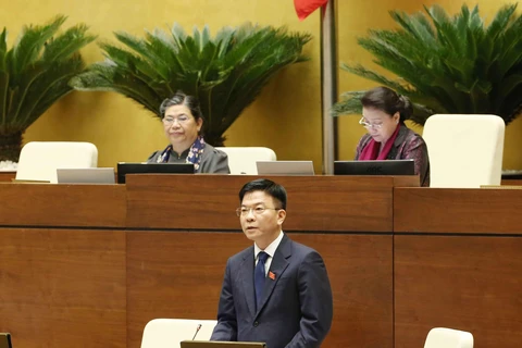 Bộ trưởng Bộ Tư pháp Lê Thành Long giải trình làm rõ vấn đề Đại biểu Quốc hội nêu. (Ảnh: Phương Hoa/TTXVN)