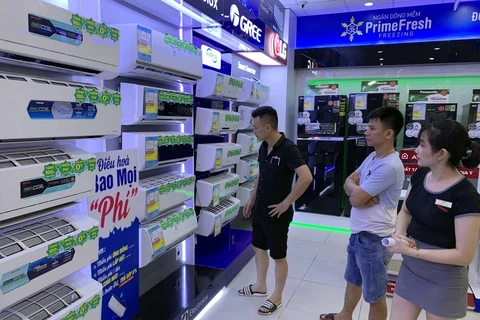 Khách hàng tham quan và mua hàng điều hòa nhiệt độ tại hệ thống siêu thị điện máy Nguyễn Kim (thành phố Hưng Yên). (Ảnh: Phạm Kiên/TTXVN)