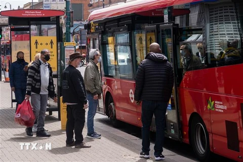 Người dân đeo khẩu trang phòng lây nhiễm COVID-19 khi đi xe buýt tại London, Anh ngày 17/5/2020. (Ảnh: THX/ TTXVN)