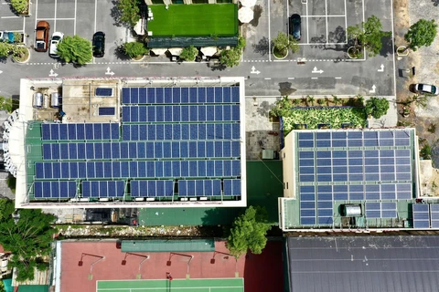 Phát triển điện mặt trời trên mái nhà ở Quảng Bình. (Ảnh: Đức Thọ/TTXVN)