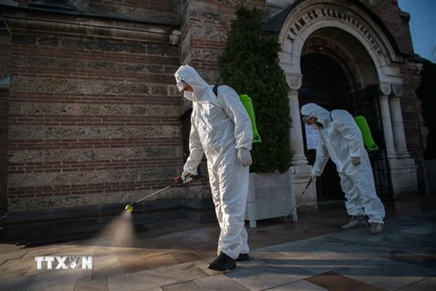 Khử trùng một nhà thờ ở thủ đô Sofia, Bulgaria nhằm ngừa dịch COVID-19 ngày 11/4/2020. (Ảnh: AFP/TTXVN)