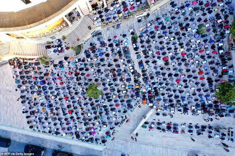 Lễ hội Eid al-Fitr kéo dài 3 ngày thường là dịp để mọi người đi du lịch hoặc gặp gỡ gia đình, người thân. Ảnh: Tín đồ tại The Grand Mosue of Durres, Tirana, Albania. (Nguồn: Daily Mail)