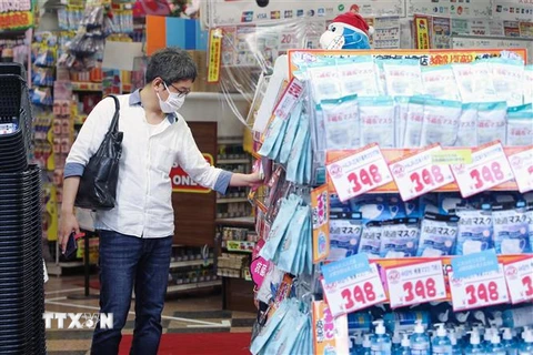 Người dân mua khẩu trang tại một cửa hàng ở Tokyo, Nhật Bản ngày 14/5/2020. (Ảnh: THX/TTXVN)