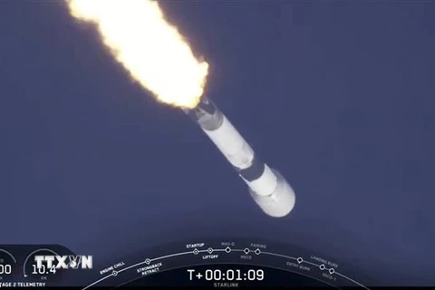 Tên lửa đẩy Falcon 9 của SpaceX mang theo các vệ tinh Starlink được phóng đi từ căn cứ không quân Cape Canaveral, bang Florida, Mỹ ngày 29/1/2020. (Ảnh: AFP/TTXVN)