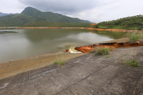 Vỡ đập Đầm Thìn, huyện Cẩm Khê (Phú Thọ). (Ảnh: Tạ Toàn/TTXVN)