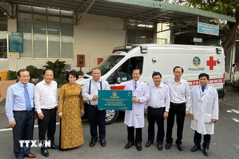  Trao xe cứu thương do Công ty Cổ phần Địa ốc Phú Long tài trợ cho bệnh viện Nhân dân 115. (Ảnh: Hồng Giang/TTXVN)