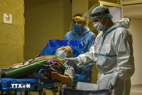 Chuyển bệnh nhân COVID-19 tại trung tâm y tế Grigor Lusavorich ở Yerevan, Armenia ngày 27/5/2020. (Ảnh: AFP/TTXVN)