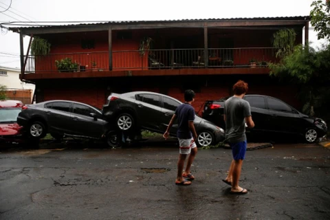 Người dân El Salvador sau cơn bão Amanda. (Nguồn: Reuters)