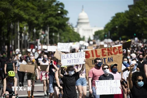 Người biểu tình tuần hành tại Washington D.C., Mỹ ngày 29/5/2020, bày tỏ phẫn nộ trước cái chết của người da màu George Floyd. (Ảnh: THX/TTXVN)