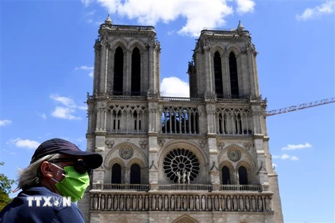 Người dân tại khu vực phía trước Nhà thờ Đức Bà ở Paris, Pháp ngày 31/5/2020 sau khi quảng trường được mở cửa trở lại. (Ảnh: AFP/ TTXVN)