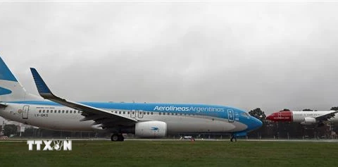 Máy bay của hãng hàng không Aerolineas Argentinas trên đường băng tại sân bay Jorge Newbery ở Buenos Aires, Argentina. (Ảnh: AFP/ TTXVN)