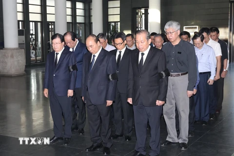 Thủ tướng Nguyễn Xuân Phúc dẫn đầu đoàn Chính phủ đến viếng đồng chí Vũ Mão. (Ảnh: Trọng Đức/TTXVN)