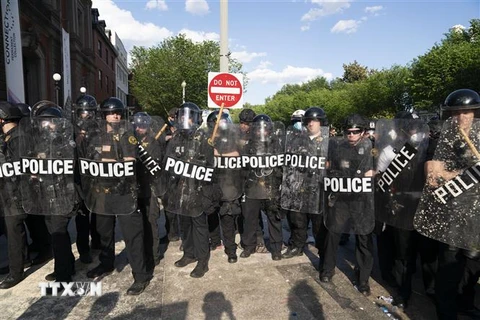 Cảnh sát chống bạo động Mỹ. (Ảnh: THX/TTXVN)