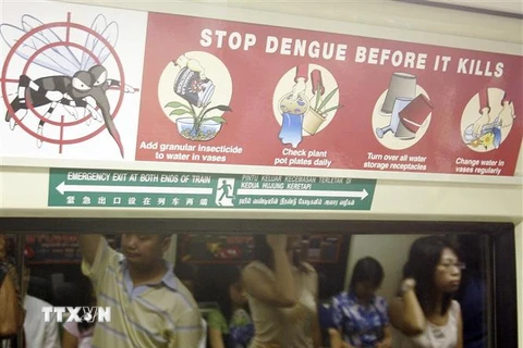 Tấm biển ghi các biện pháp phòng bệnh sốt xuất huyết trên tàu điện ngầm ở Singapore. (Ảnh: AFP/TTXVN)