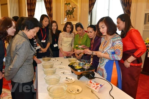 Phụ nữ ASEAN với tiết mục giới thiệu ẩm thực Việt Nam. (Ảnh minh họa: Lương Tuấn-Vĩnh Hà/Vietnam+) 