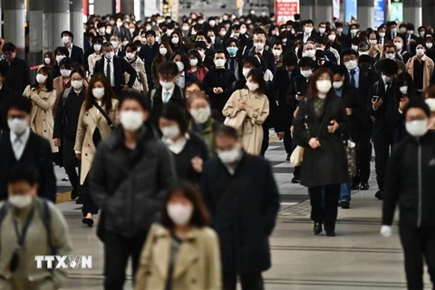 Người dân đeo khẩu trang phòng lây nhiễm COVID-19 tại Tokyo, Nhật Bản ngày 16/4/2020. (Ảnh: AFP/TTXVN)