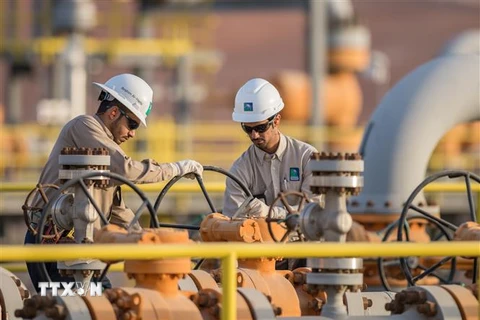 Nhân viên làm việc tại nhà máy của Tập đoàn năng lượng quốc gia Aramco, Saudi Arabia. (Ảnh: AFP/TTXVN)