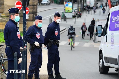 Cảnh sát Pháp gác tại một chốt kiểm soát ở Bordeaux. (Ảnh: AFP/TTXVN)