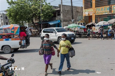 Người dân đeo khẩu trang phòng tránh lây nhiễm COVID-19 tại Port-au-Prince, Haiti, ngày 26/3/2020. (Ảnh: AFP/TTXVN)