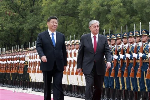 Chủ tịch Trung Quốc Tập Cận Bình (trái) tại lễ đón Tổng thống Kazakhstan Kassym-Jomart Tokayev (phải) ở Bắc Kinh ngày 11/9/2019. (Ảnh: THX/TTXVN)