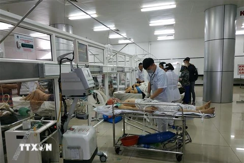 Các nạn nhân của vụ tai nạn được cấp cứu tại Bệnh viện đa khoa vùng Tây Nguyên. (Ảnh: Tuấn Anh/TTXVN)