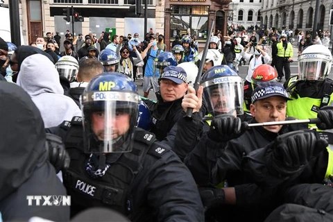 Cảnh sát được triển khai để ngăn chặn xung đột giữa các nhóm biểu tình tại London, Anh ngày 13/6/2020. (Ảnh: AFP/TTXVN)